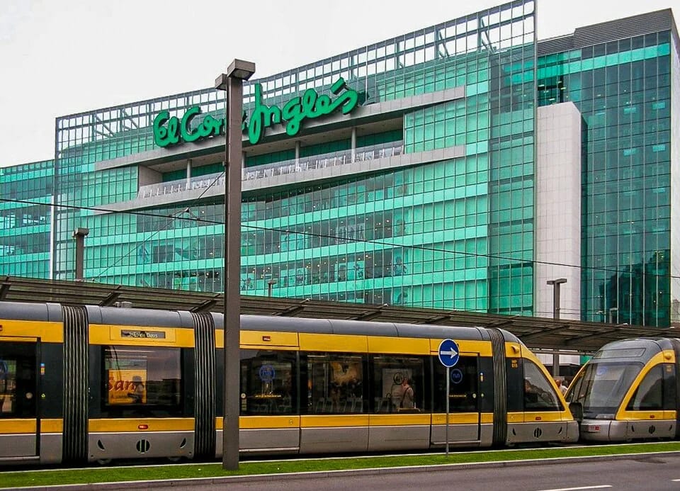 El Corte Inglés de Gaia, com o metro a passar em frente