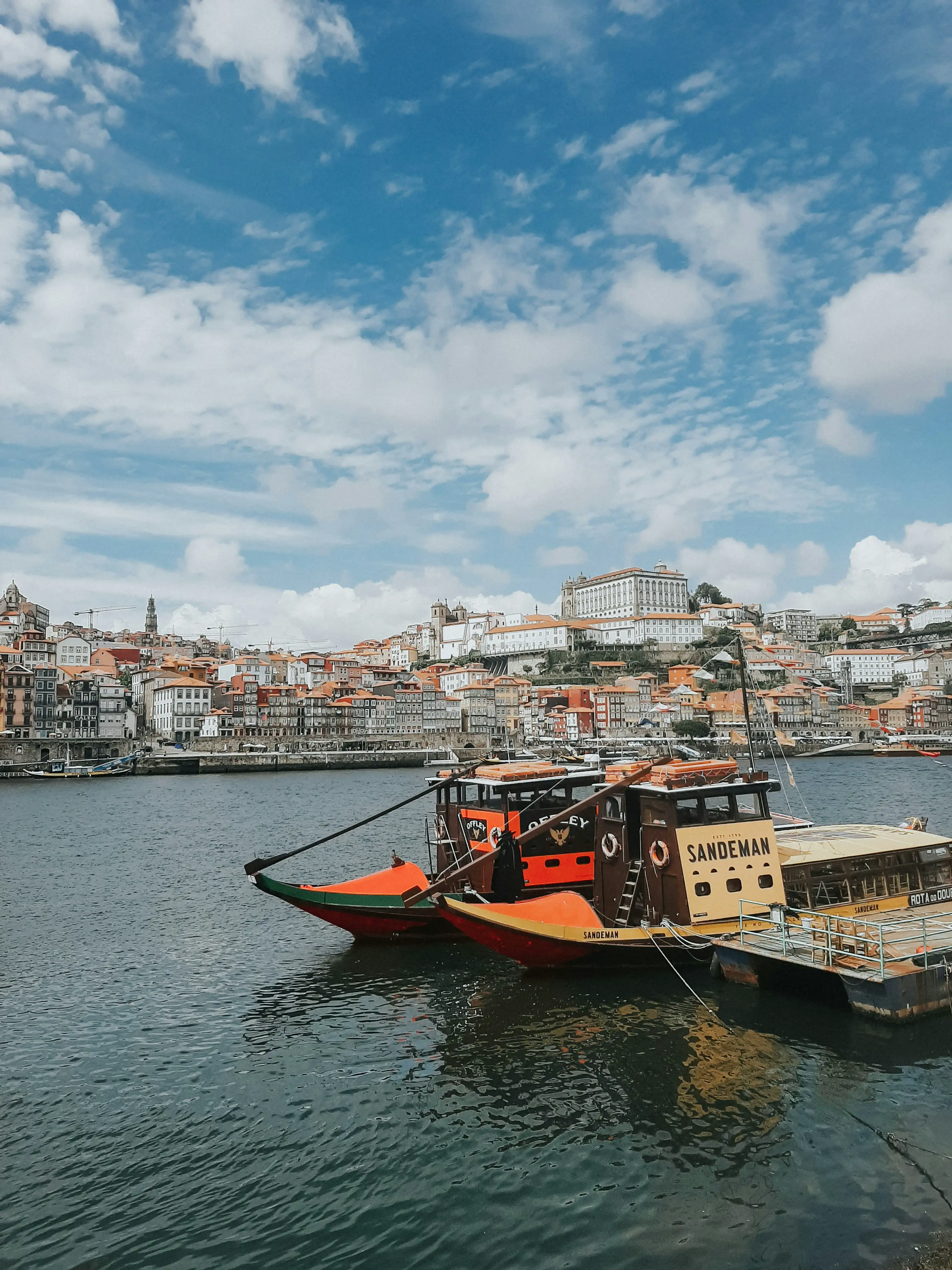 Ribeira do Porto sobre o rio Douro, com barcos rabelos e a cidade ao fundo